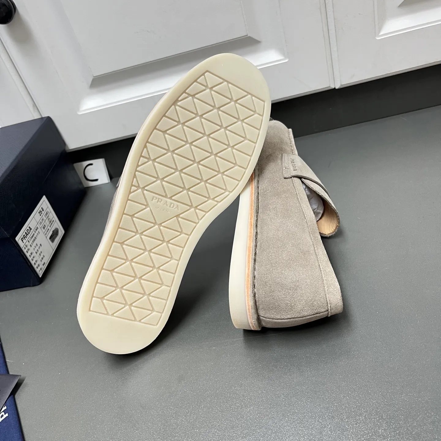 💰840 Prada men’s new suede leather loafers. Made of flocked cow second-layer leather, they combine classic design with handmade details, blending sophistication with casual comfort. Hot-stamped logo on the outside, topstitched seams on the skirt, 1.5cm white rubber sole with leather welt, dyed calfskin lining, silver-labeled cowhide feet, simple and elegant style, comes with a full set of original packaging dust bag! C leather shoe size: 39/40/41/42/43/44 gray welcome to order